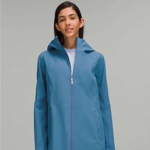 Like new Lululemon RepelShell jacket - super soft velour fabric lining - size 8